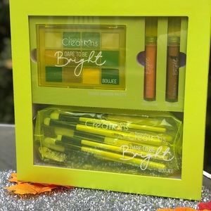 Palette, brushes and lipgloss set